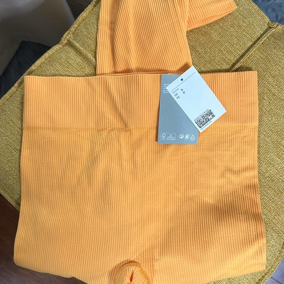 H&M seamless, ribbed leggings. - Picture 2 of 4